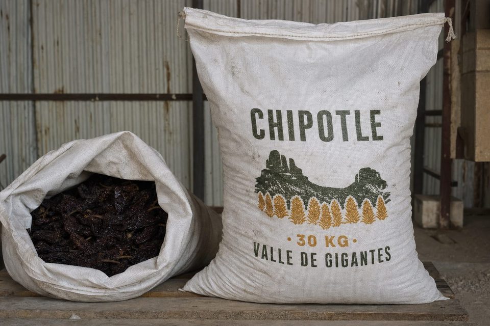 Arpilla de 30 kg de chipotle Valle de Gigantes sobre tarima